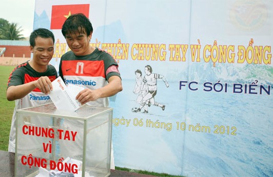 Liên quân Ban huấn luyện đội tuyển Việt Nam và các phóng viên thể thao đang tác nghiệp tại Nha Trang có trận đấu ý nghĩa với FC Sói Biển (đội bóng của Quang Hải, Tấn Tài và những cựu cầu thủ của K.Khánh Hòa).